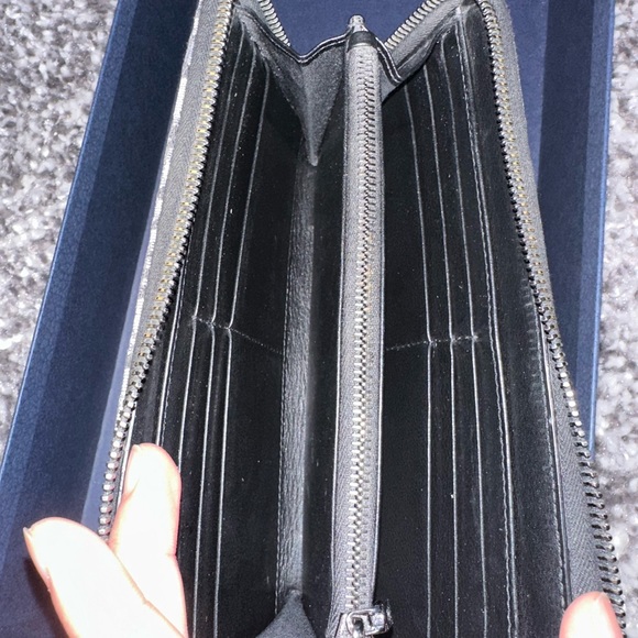 Selling men’s Dior zipped long wallet. Retail price is $1,050 CAD. Condition9/10 - Picture 4 of 10
